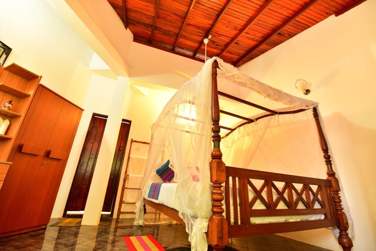 Peacock Beach Hotel Unawatuna Buitenkant foto
