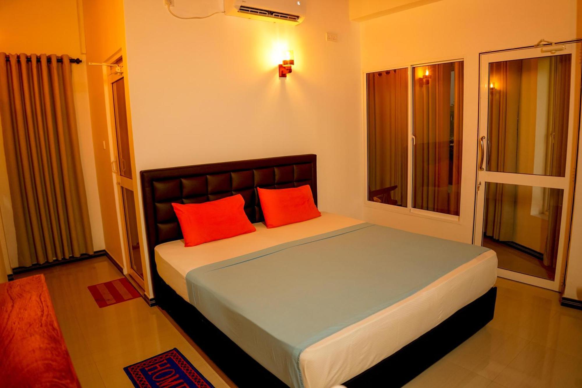 Peacock Beach Hotel Unawatuna Buitenkant foto