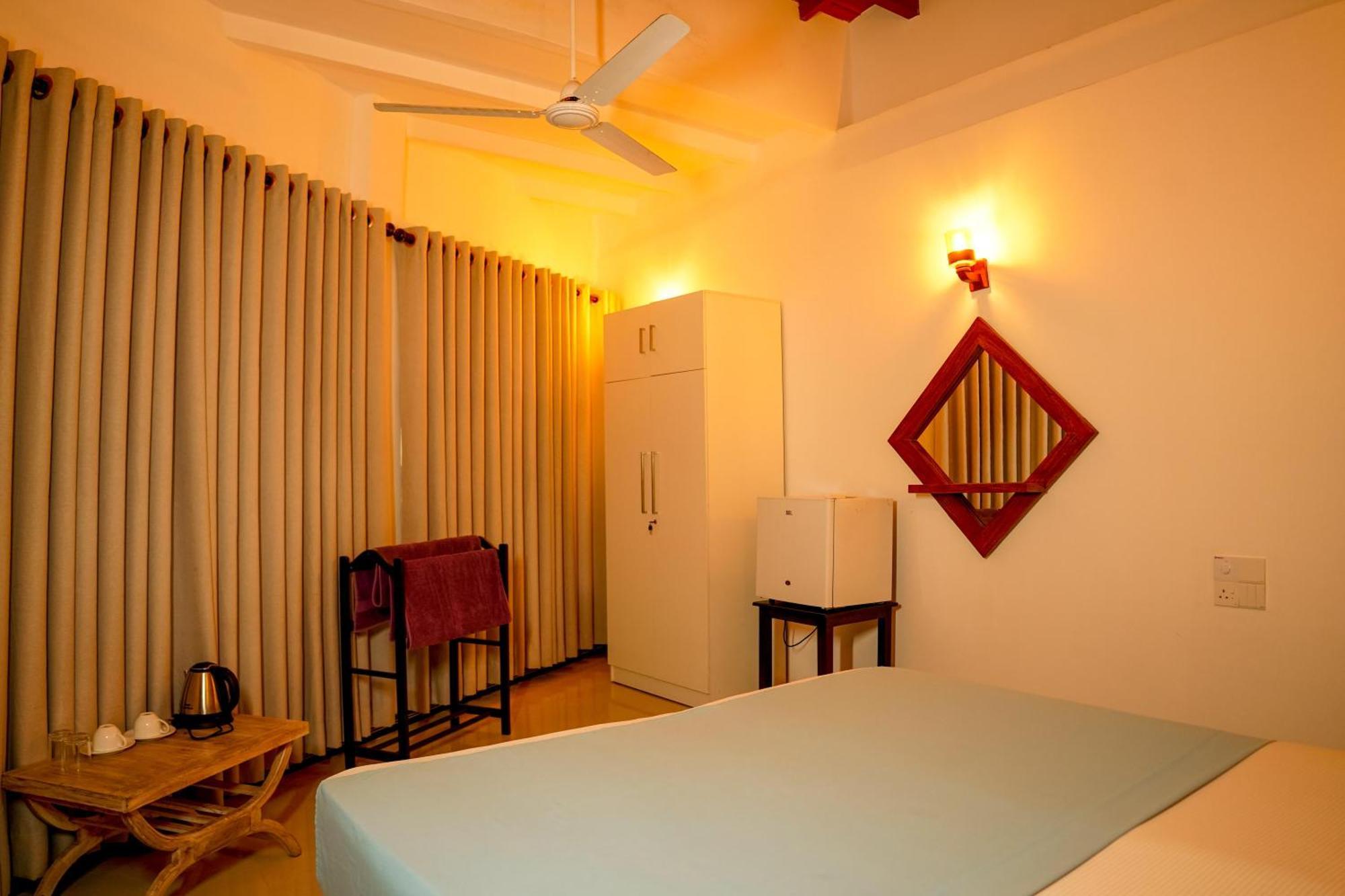 Peacock Beach Hotel Unawatuna Buitenkant foto