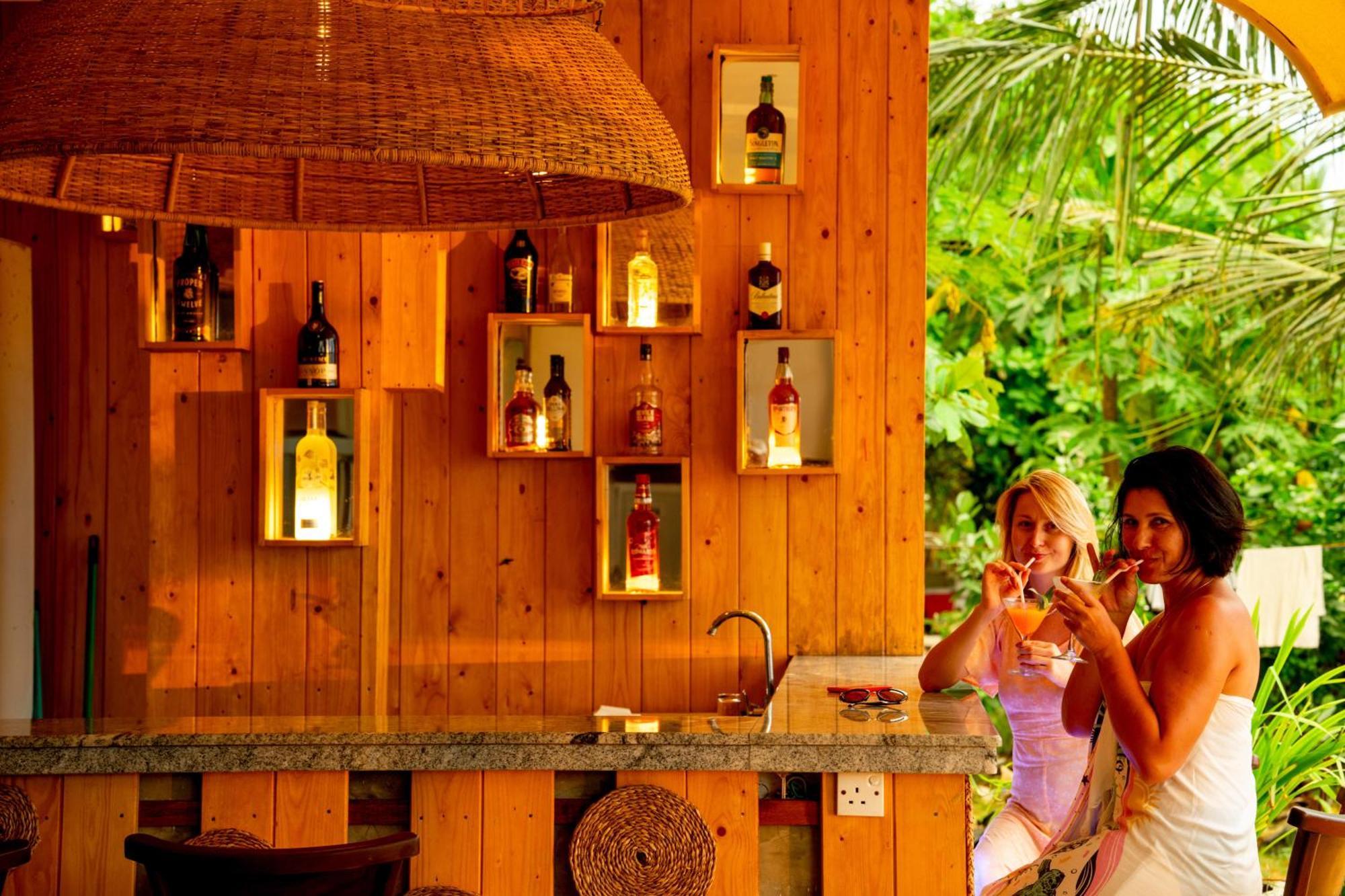 Peacock Beach Hotel Unawatuna Buitenkant foto