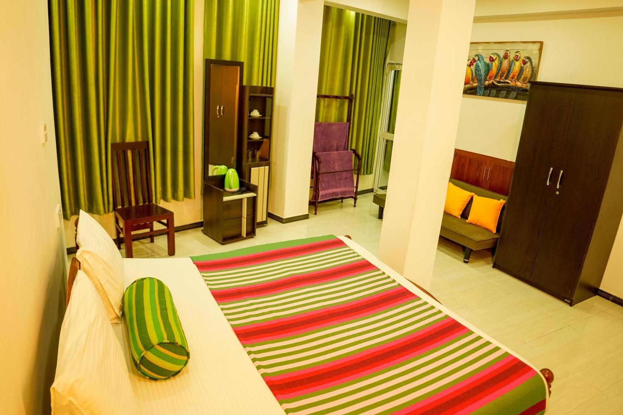 Peacock Beach Hotel Unawatuna Buitenkant foto