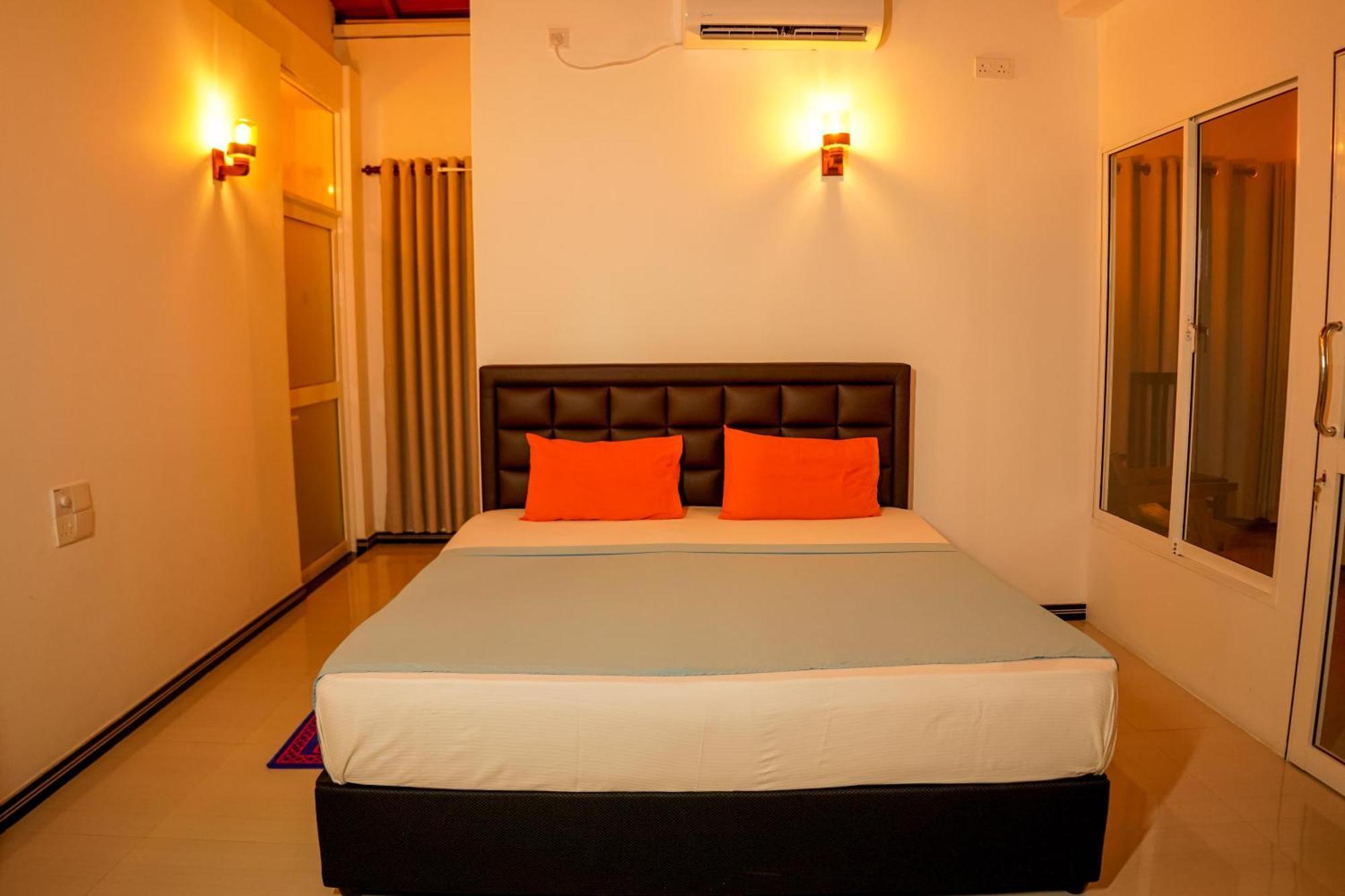 Peacock Beach Hotel Unawatuna Buitenkant foto