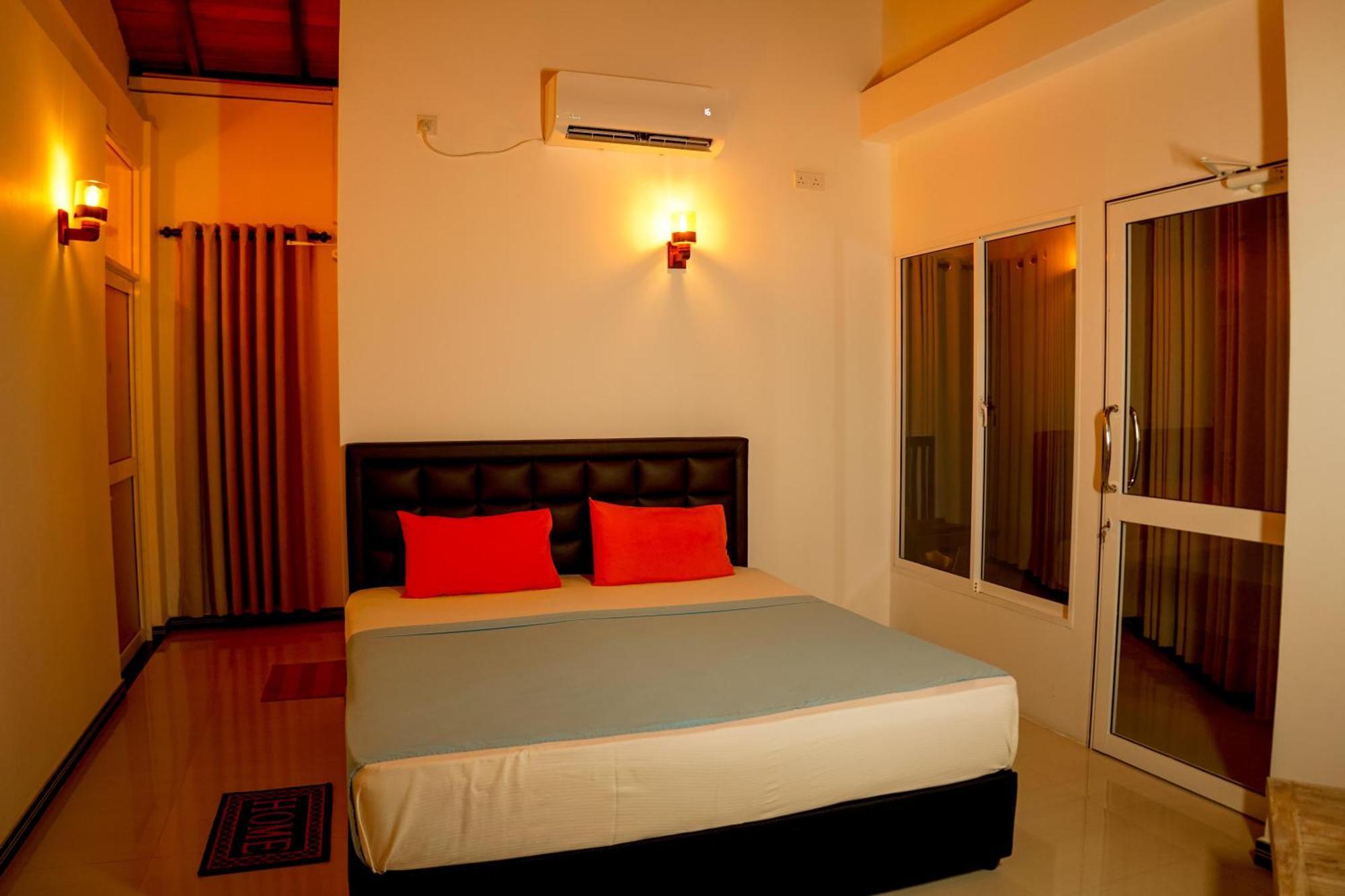 Peacock Beach Hotel Unawatuna Buitenkant foto