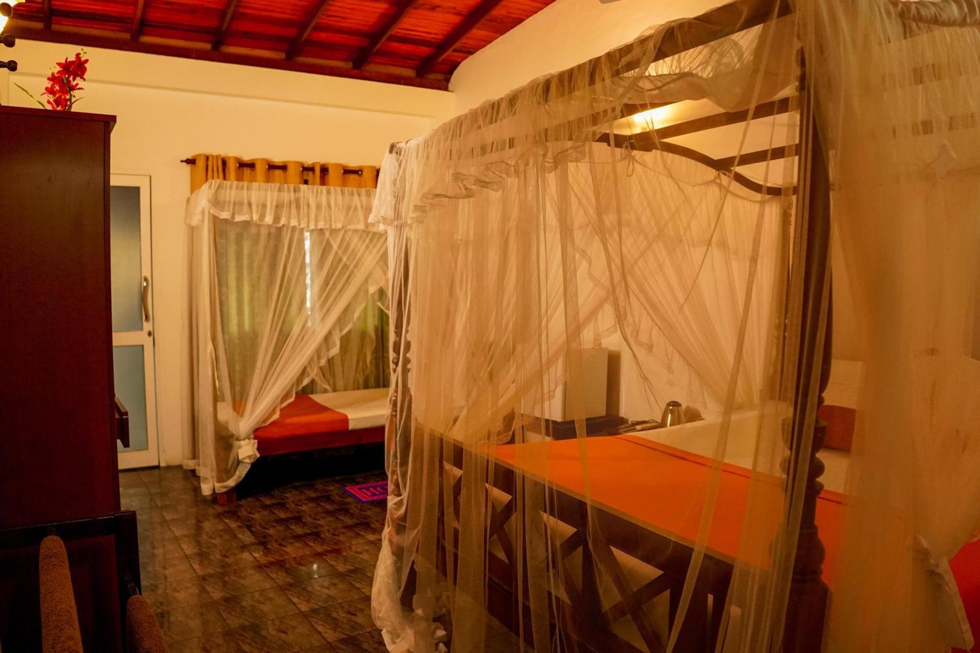 Peacock Beach Hotel Unawatuna Buitenkant foto