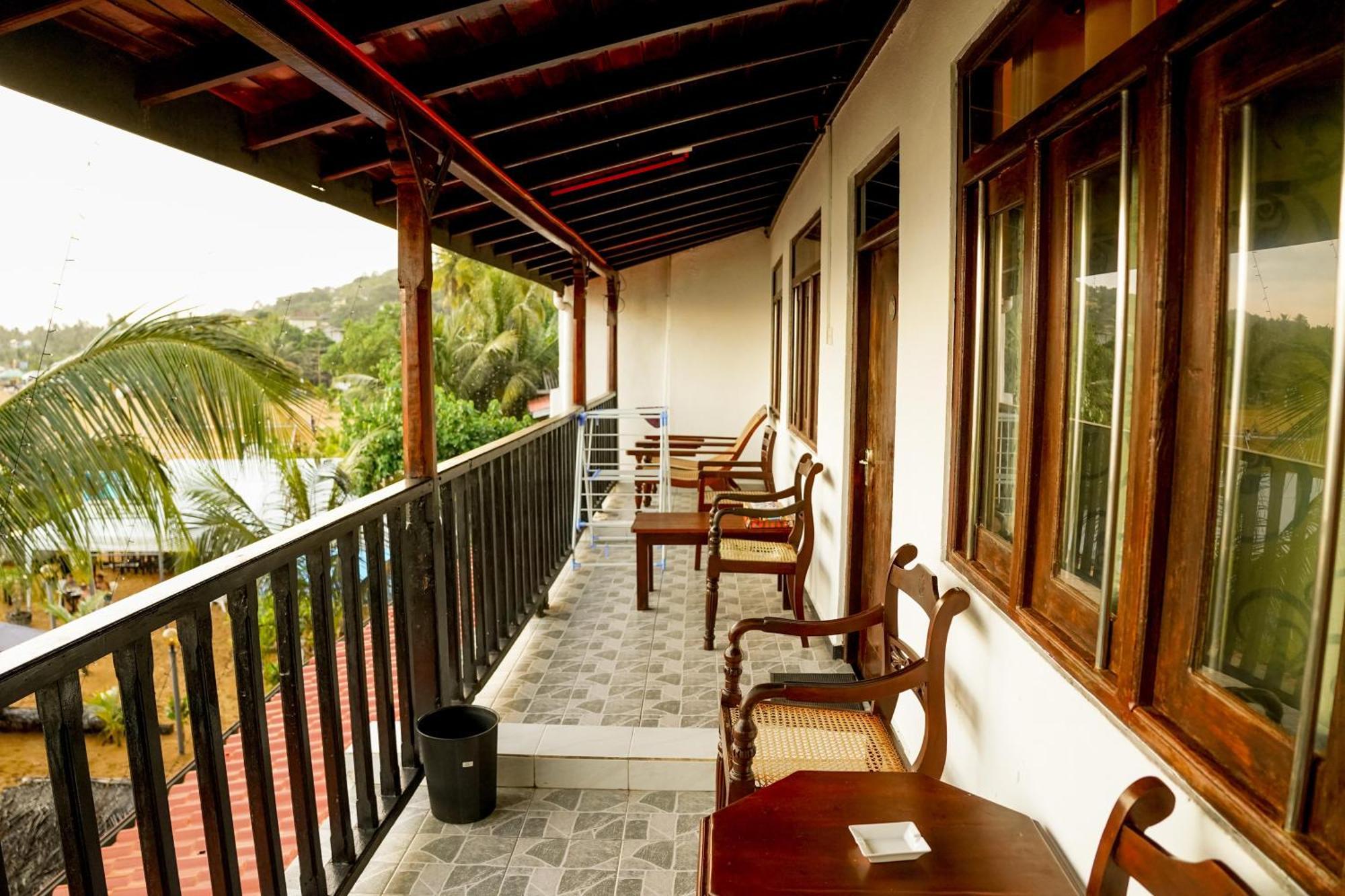 Peacock Beach Hotel Unawatuna Buitenkant foto
