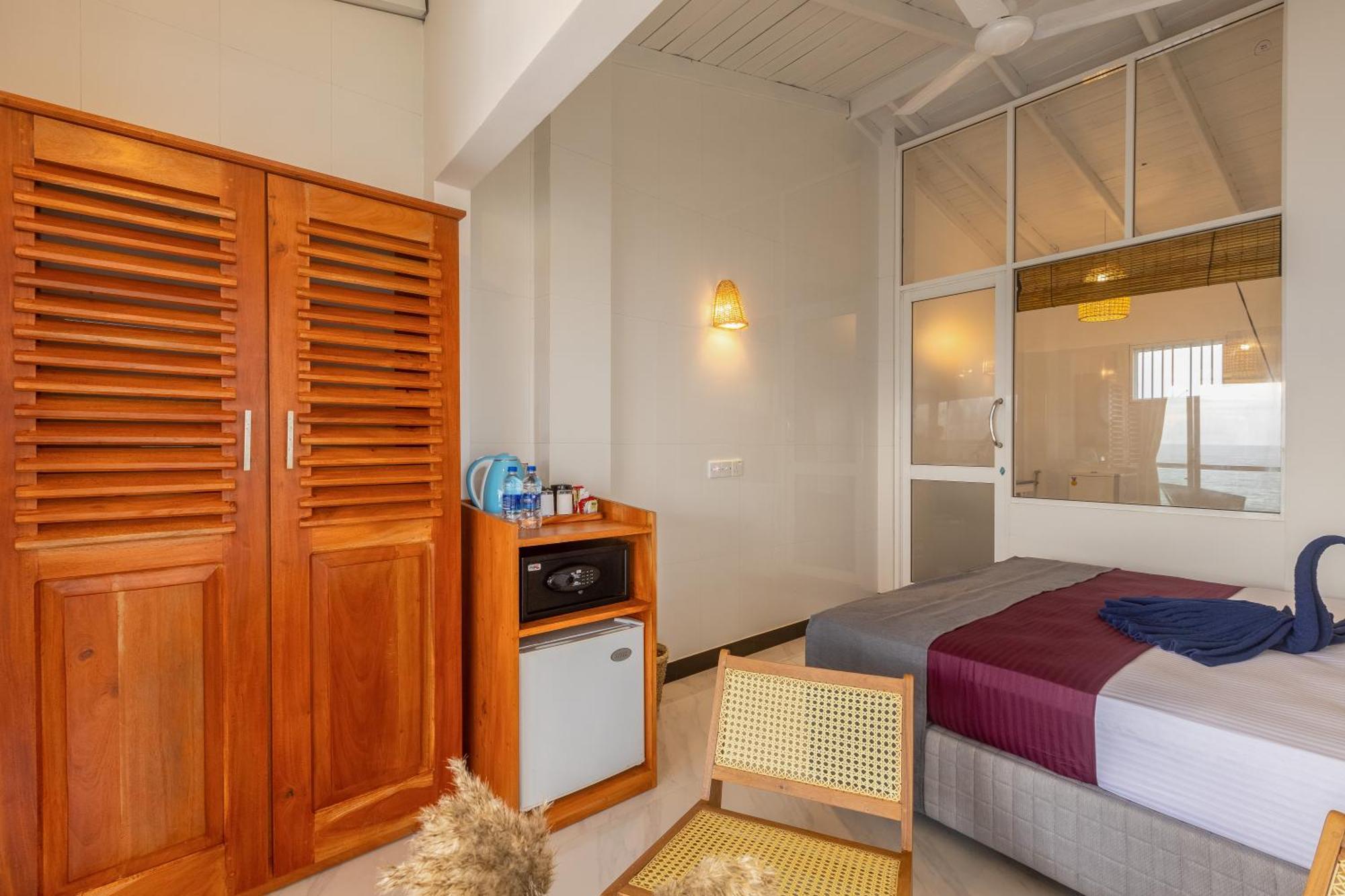 Peacock Beach Hotel Unawatuna Buitenkant foto