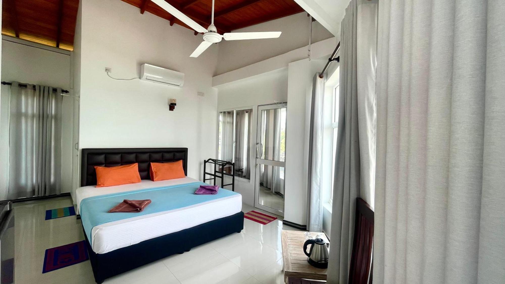 Peacock Beach Hotel Unawatuna Buitenkant foto