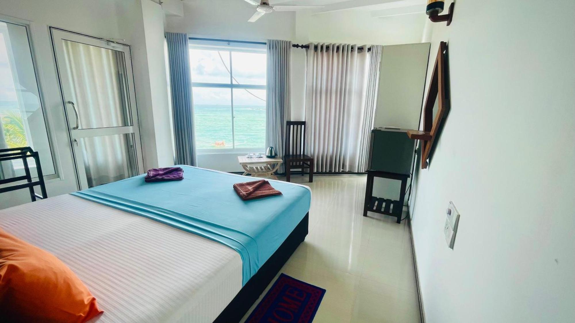 Peacock Beach Hotel Unawatuna Buitenkant foto