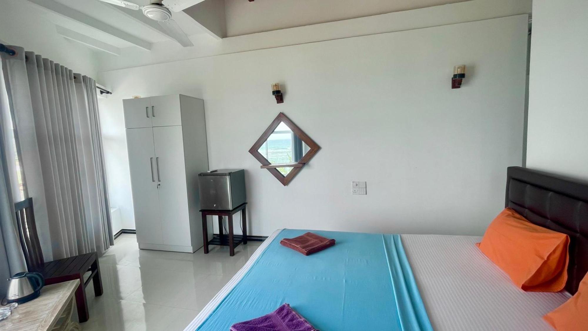 Peacock Beach Hotel Unawatuna Buitenkant foto