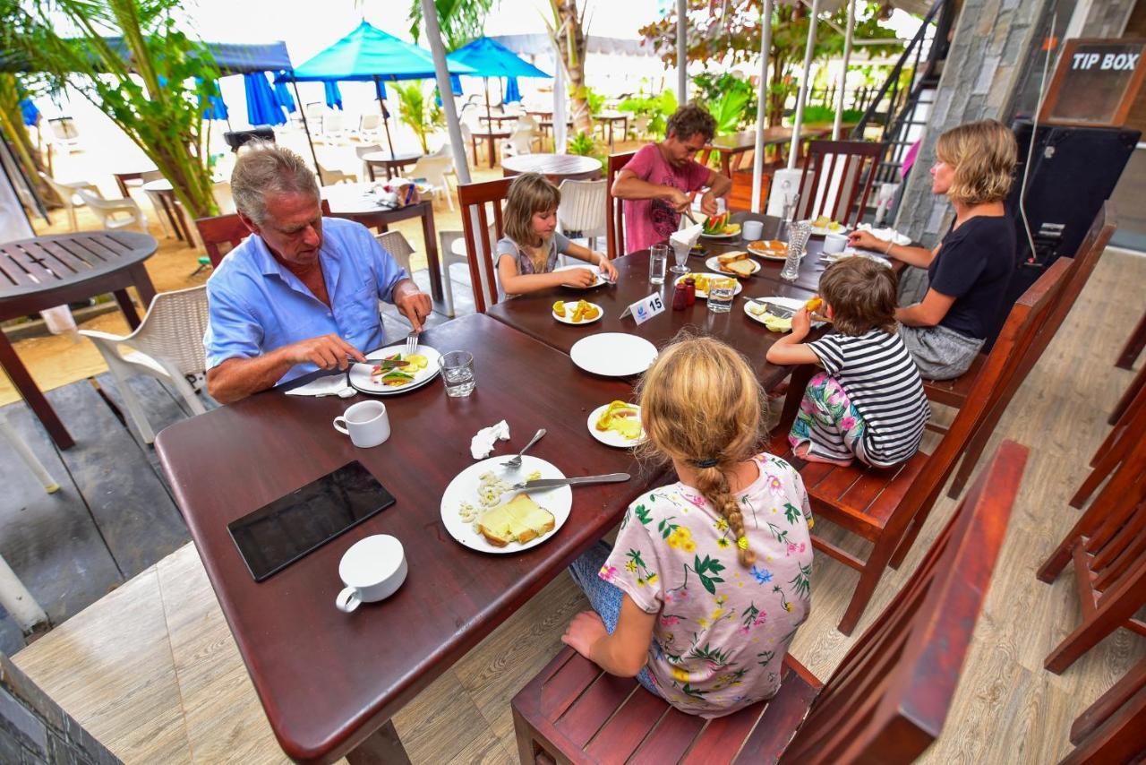 Peacock Beach Hotel Unawatuna Buitenkant foto