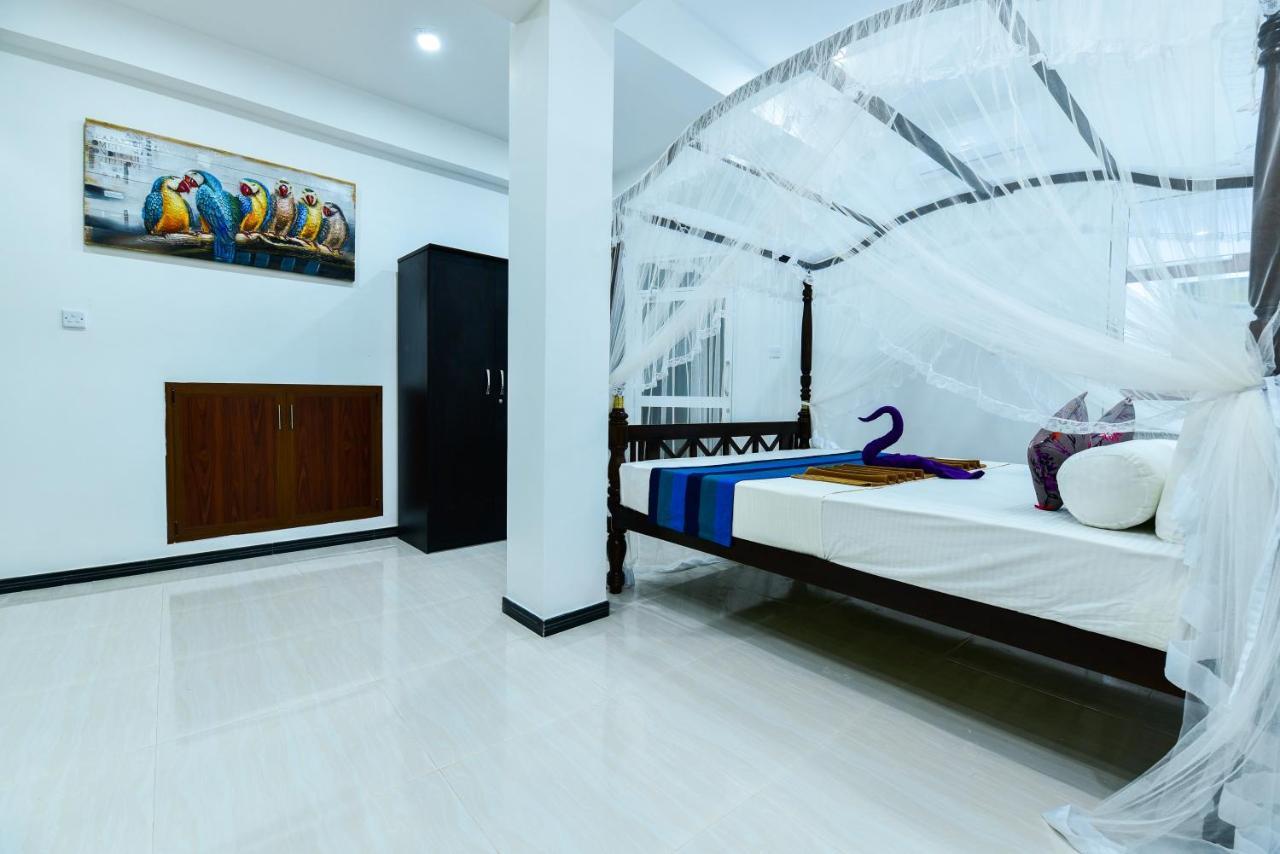 Peacock Beach Hotel Unawatuna Buitenkant foto